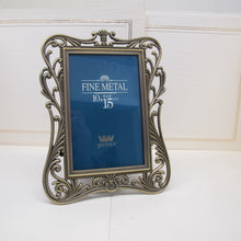 Load image into Gallery viewer, Prinz Fine Metal 4x6&#39; Picture Frame
